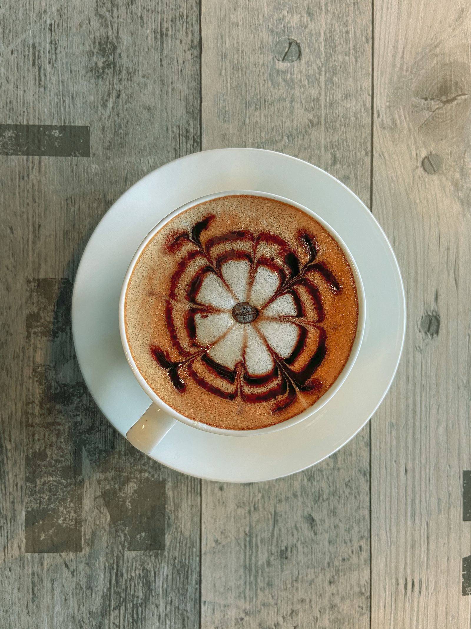 Kaffeetasse auf Tisch