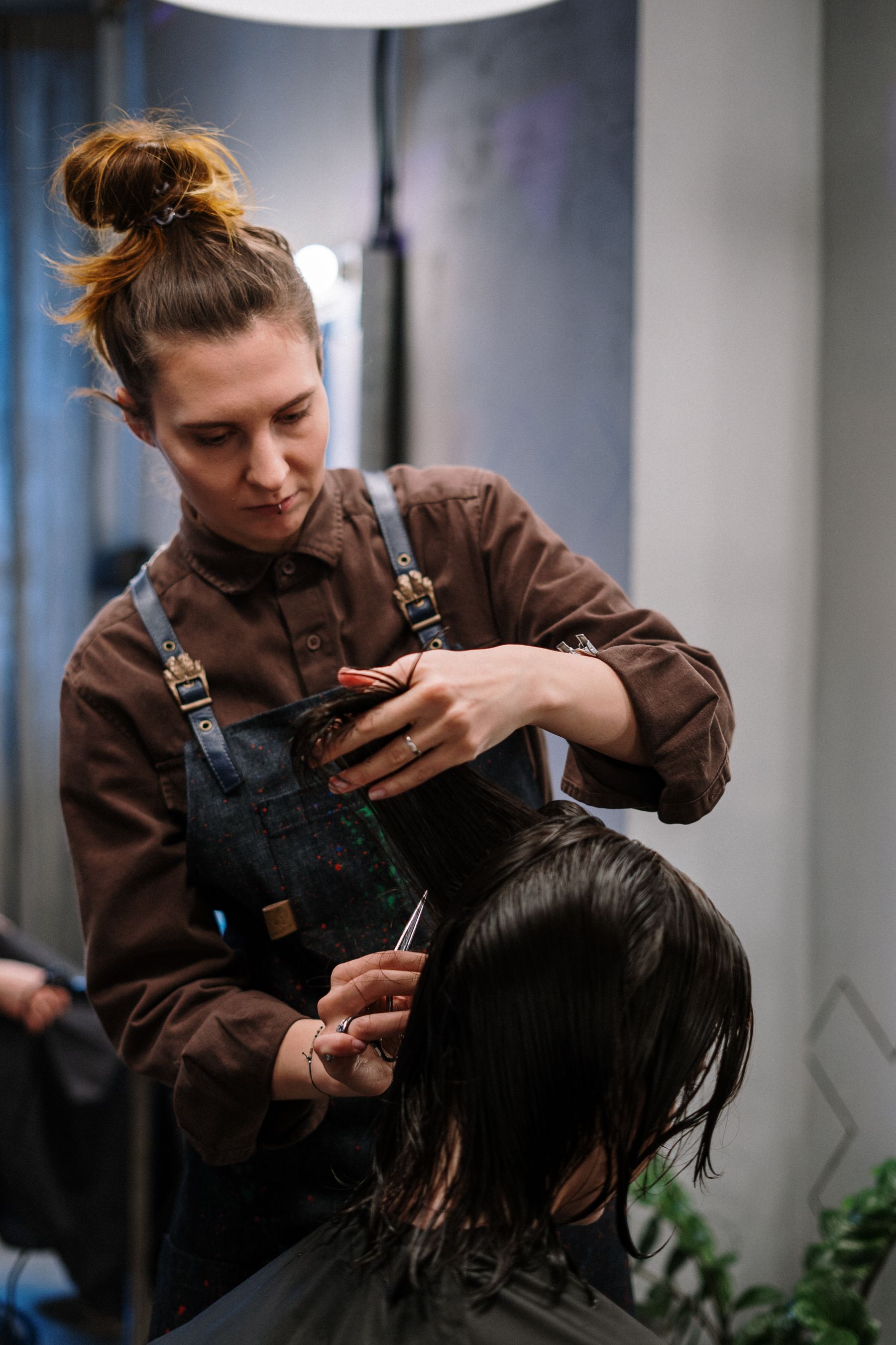 Chiara Venturi schneidet einer Kundin die Haare