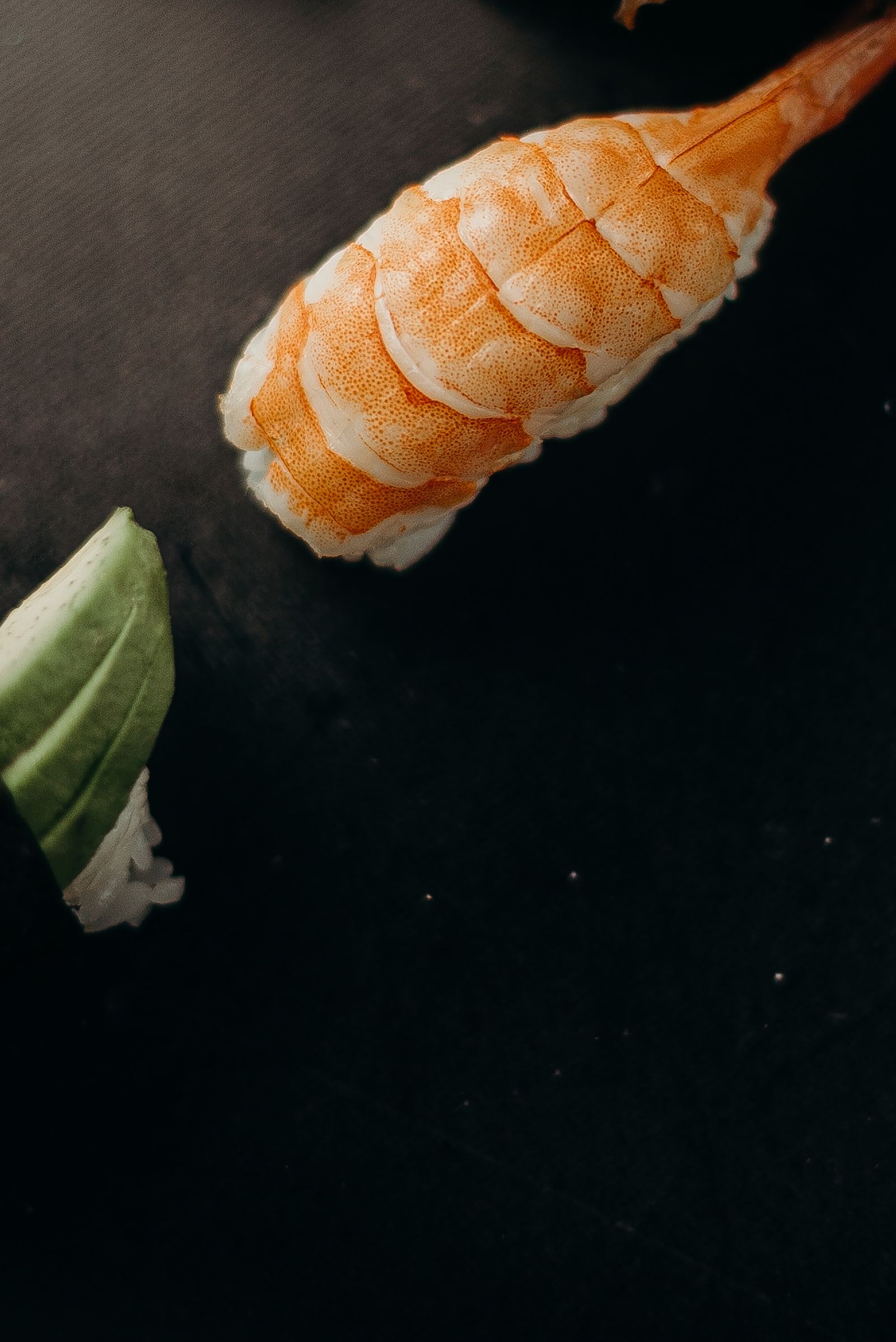 Nigiri auf dunklem Stein