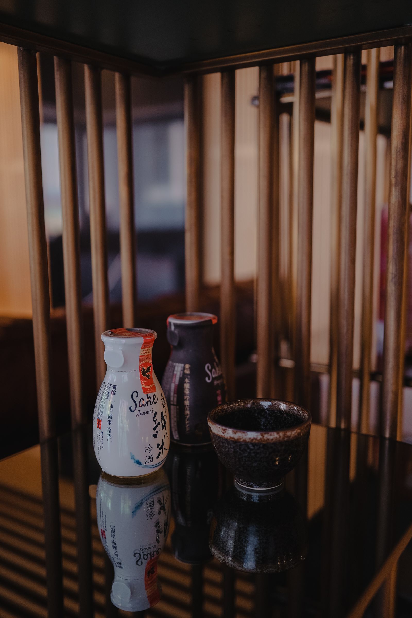 Sake-Flaschen im Licht