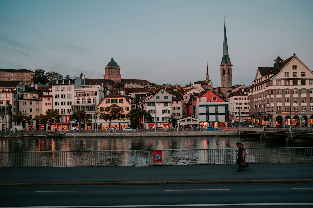 Die Limmat in Zürich am frühen Abend, Altstadthäuser und der Turm des Fraumünsters